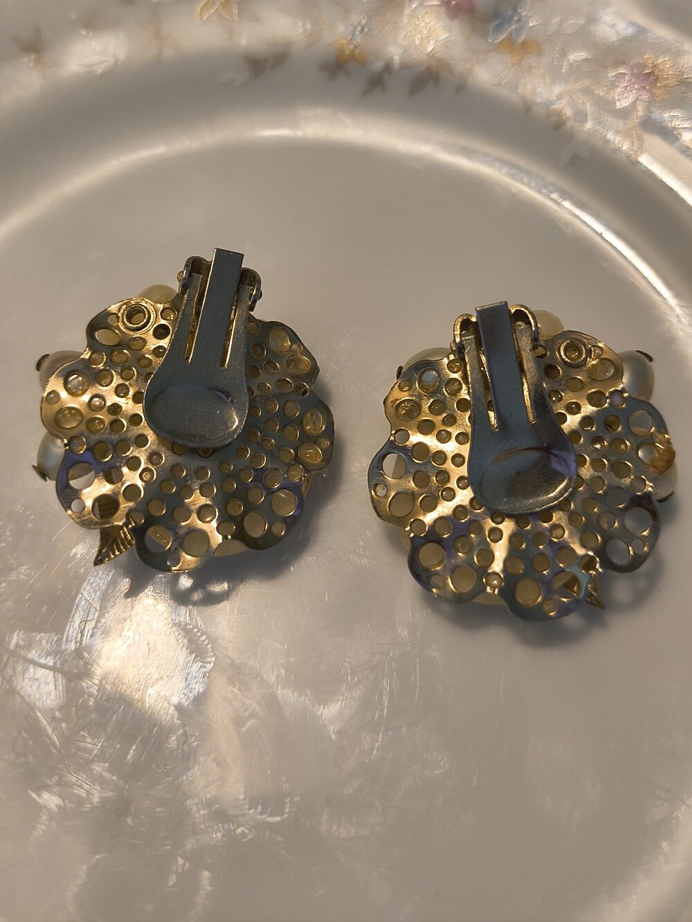 Vtg Unsigned Gold Tone Pearl Cluster Clip On Earrings AB Rhinestines - Picture 2 of 7